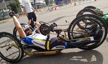 Atleta utiliza a handbike brasileira em uma pista