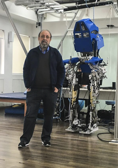 Pesquisador acompanha demonstração de exoesqueleto do Projeto Andar de Novo